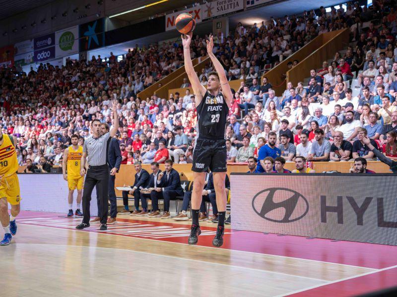 Sergi martu00ednez J29 GIR BAR Firmar acb Photo S Gerones