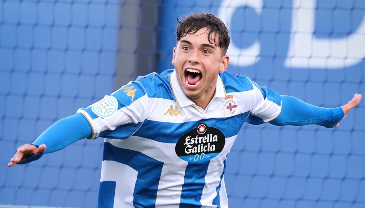 Rubén Fernández celebra su primer gol con el Fabril