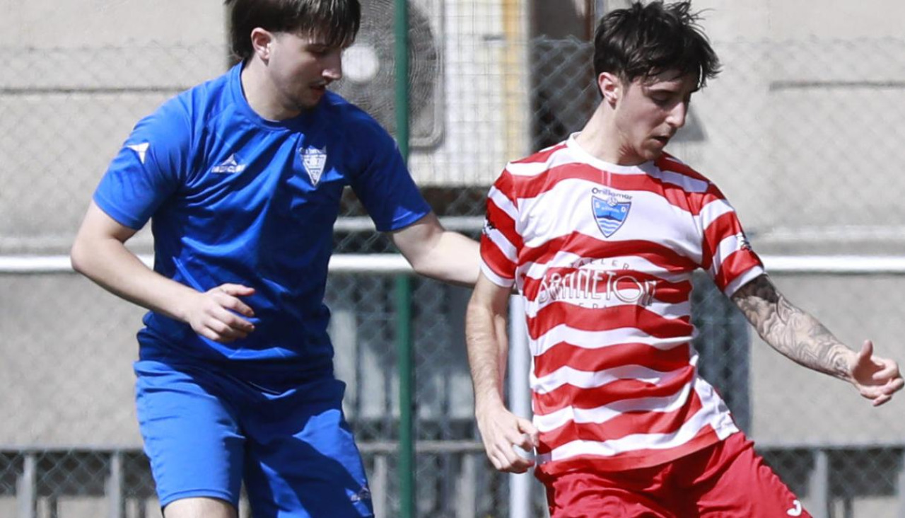 Samu Rumbo marca a un rival en un partido del curso pasado