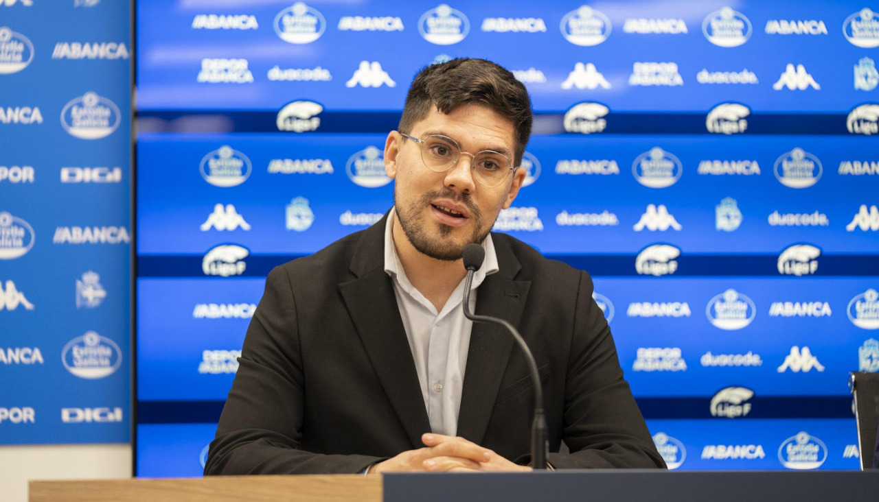 Kevin Cabado en la sala de prensa de Abegondo