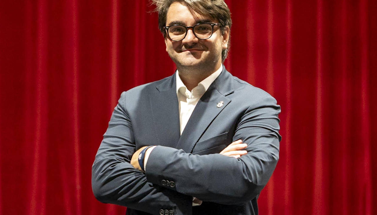Massimo Benassi posa para DXT Campeón en el Palacio de la Ópera