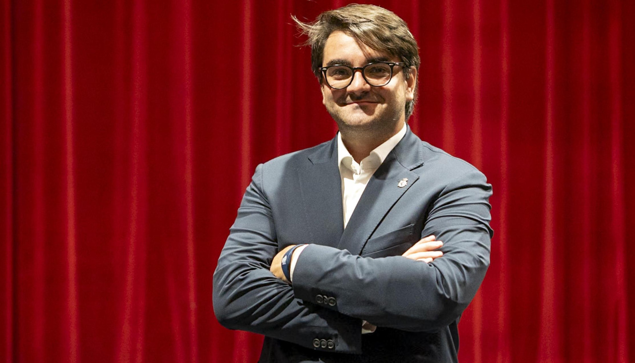 Massimo Benassi posa para DXT Campeón en el Palacio de la Ópera