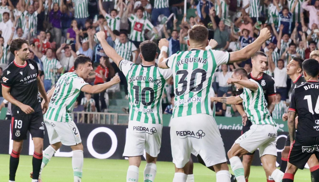 Los jugadores del Córdoba celebra un gol en El Arcángel