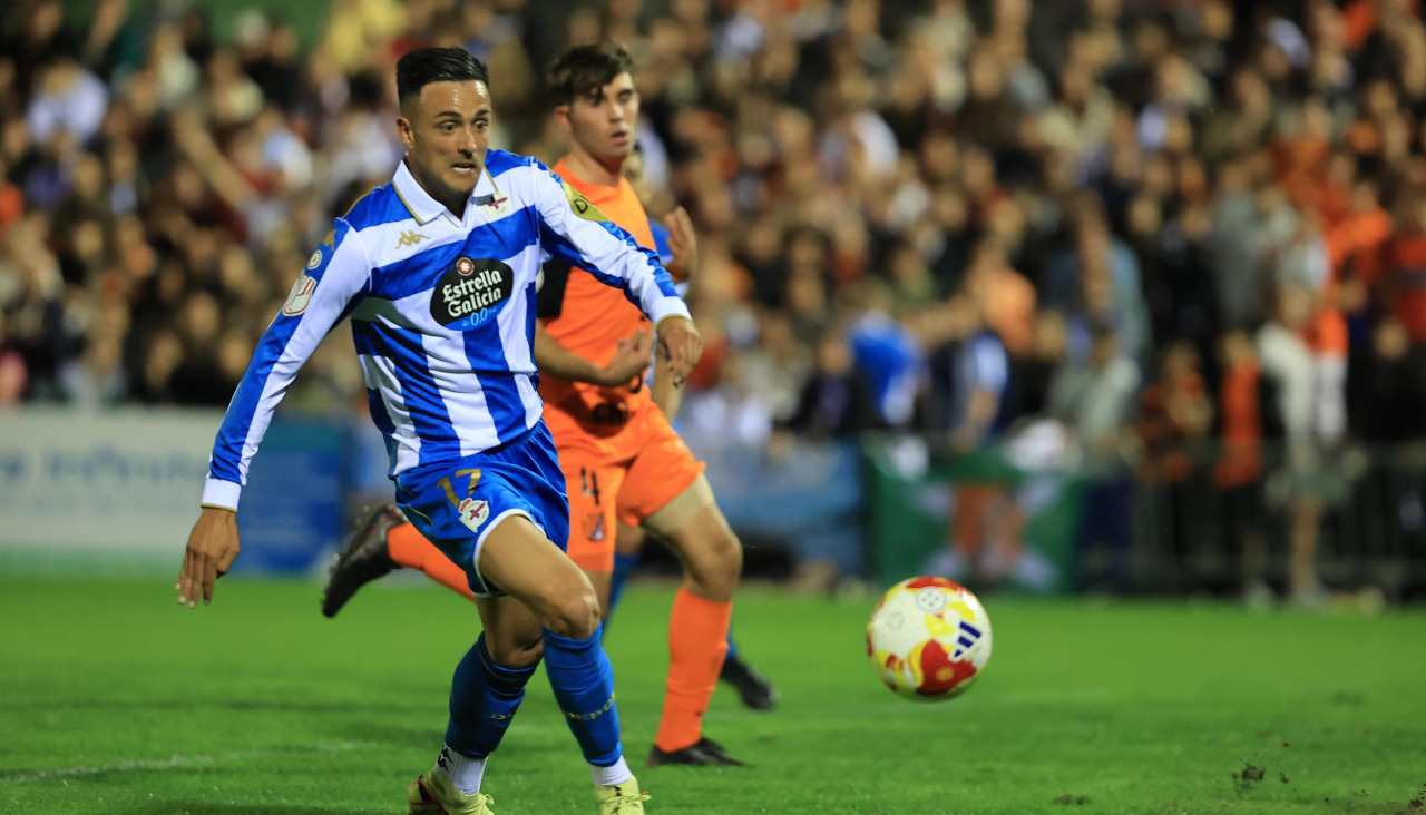 Cristian Herrera, persiguiendo el balón en el Sámano-Deportivo