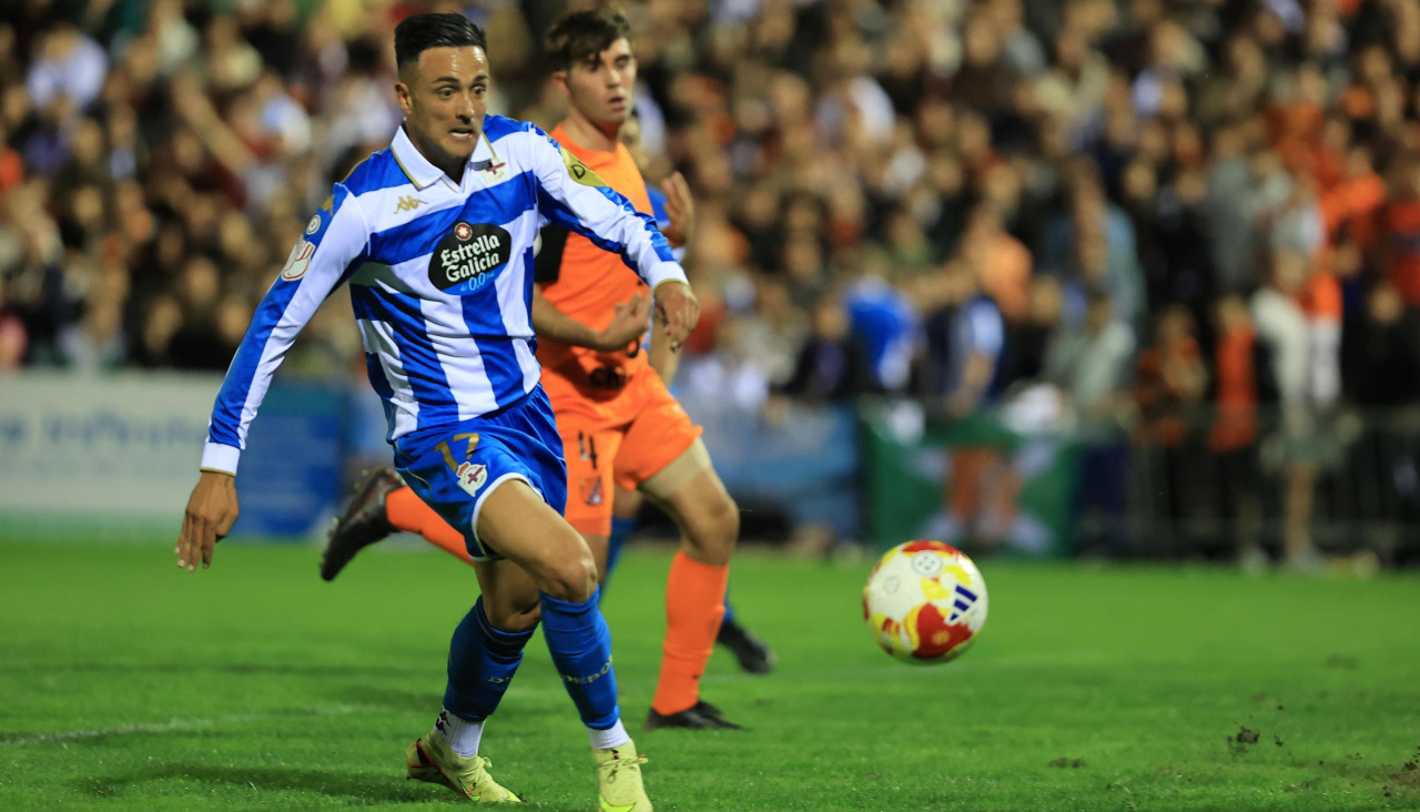 Cristian Herrera, persiguiendo el balón en el Sámano-Deportivo