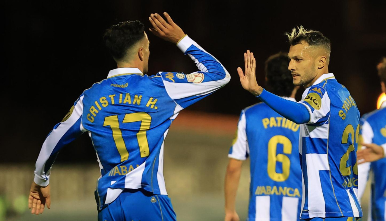Stoichkov y Cristian Herrera celebran un gol.