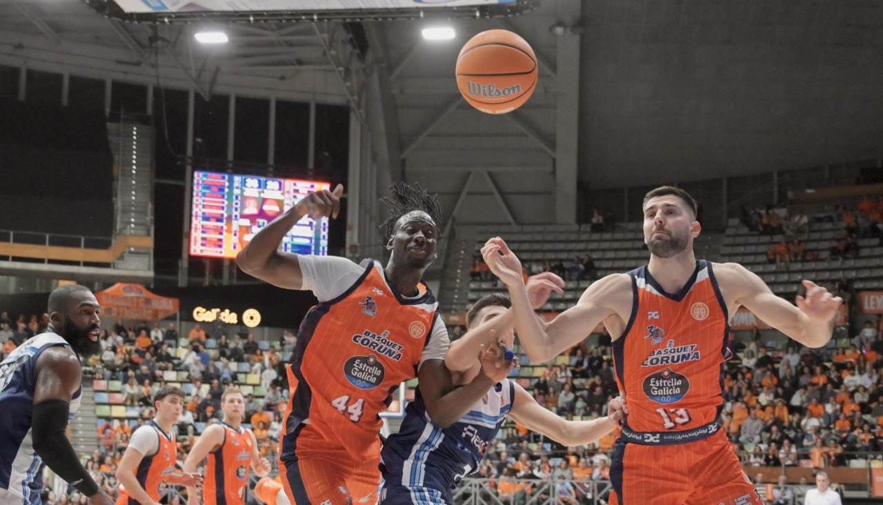 Thiam y Brnovic cierran un rebote en el partido ante el Fuenlabrada