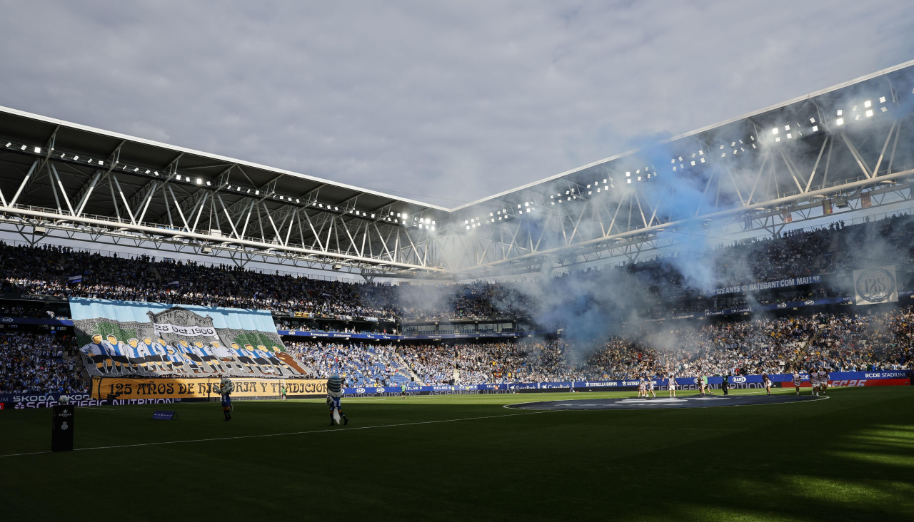 Tifo de la afición del Espanyol en la previa del partido ante el Elche del sábado 25 de octubre, en el que se celebraron los 125 años de existencia del club barcelonés