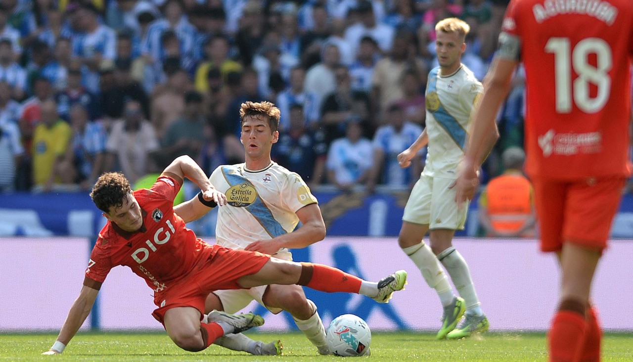 Gragera y Arnau Comas (en segundo plano), durante el Dépor-Burgos en Riazor