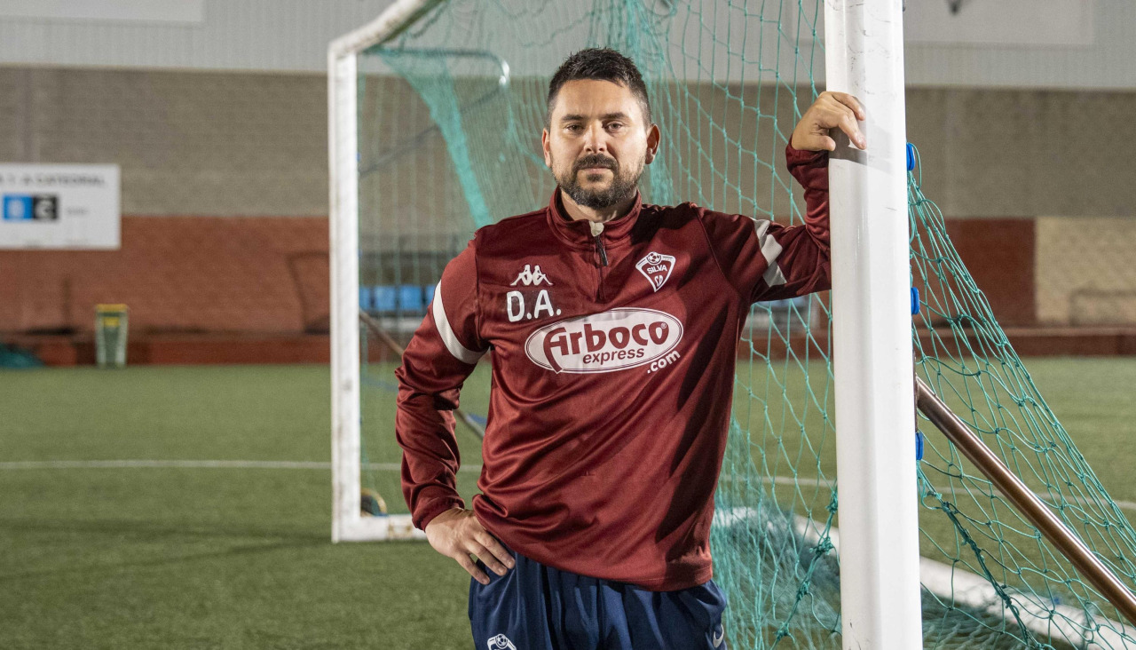 Diego Armando García, entrenador del Silva, posa en A Grela antes de dirigir su primer entrenamiento