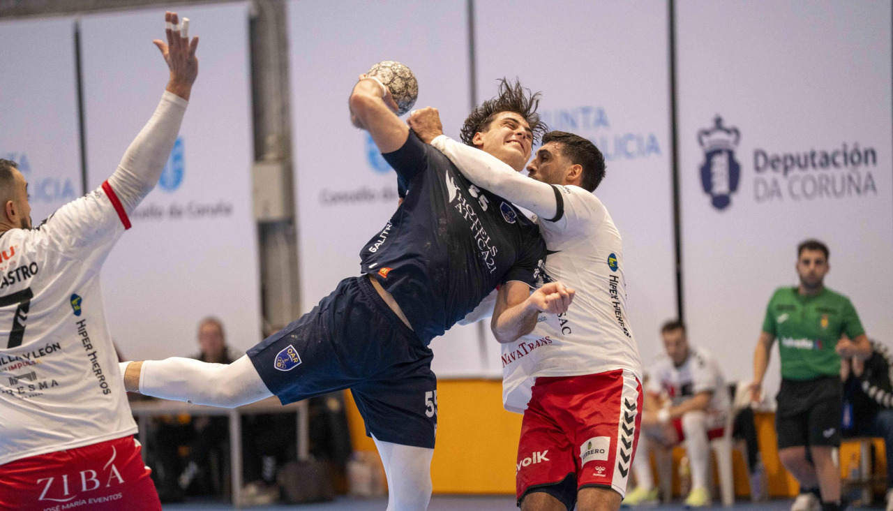 Luisma de Goya, autor de seis goles para el OAR, es frenado por el jugador del Nava Nicolás Bonanno