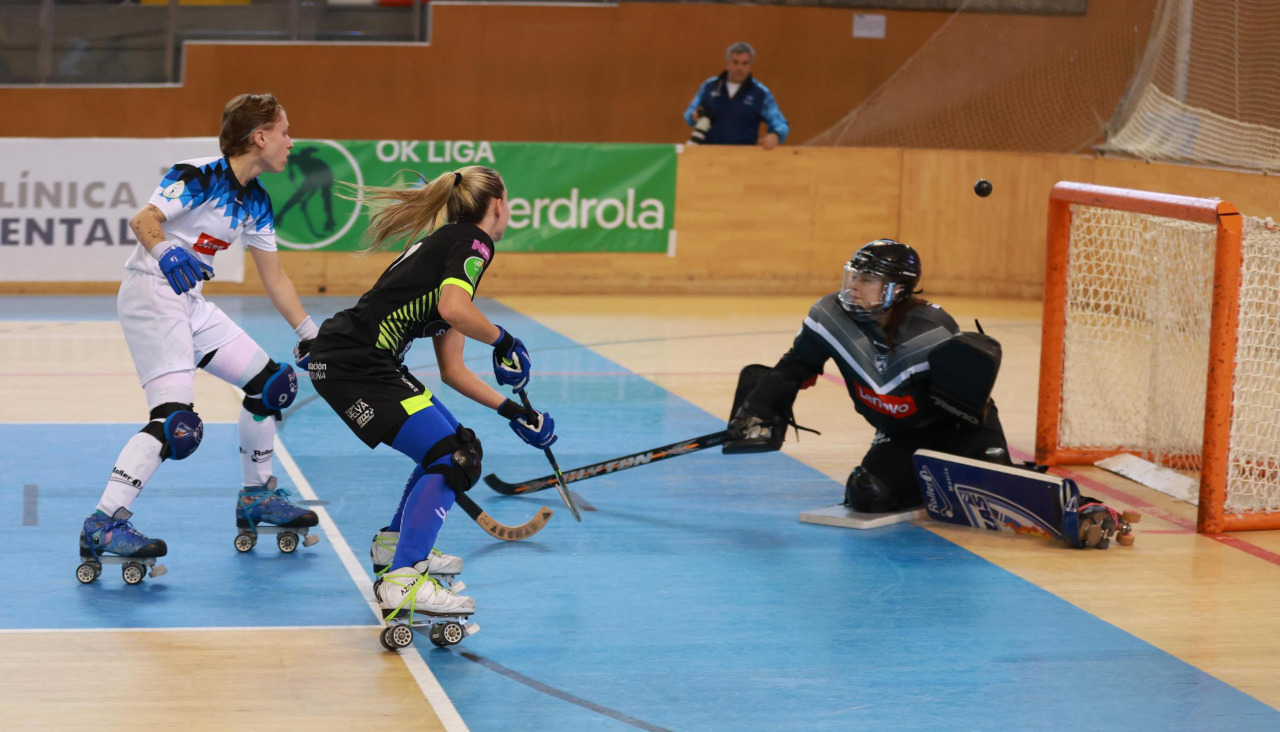 Icía Brea intenta superar a la portera del Las Rozas