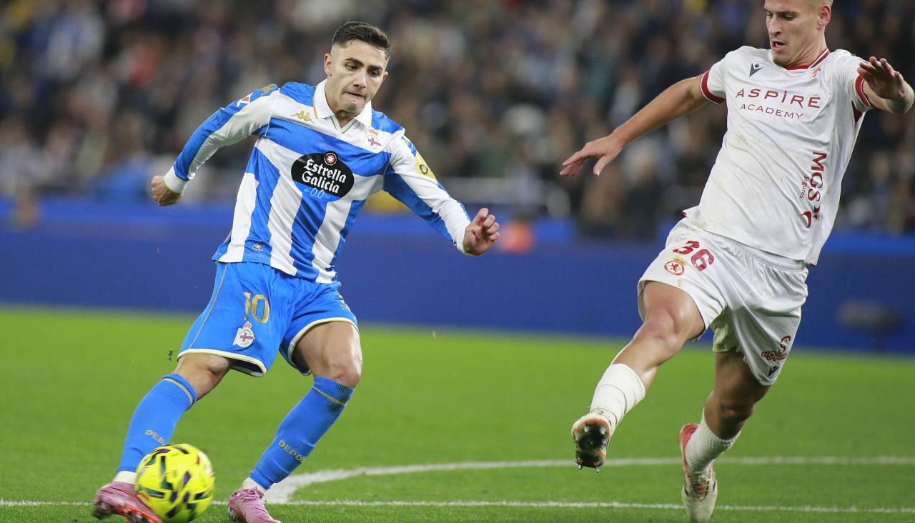 Yeremay, en el momento de realizar la vaselina en el Deportivo-Cultural
