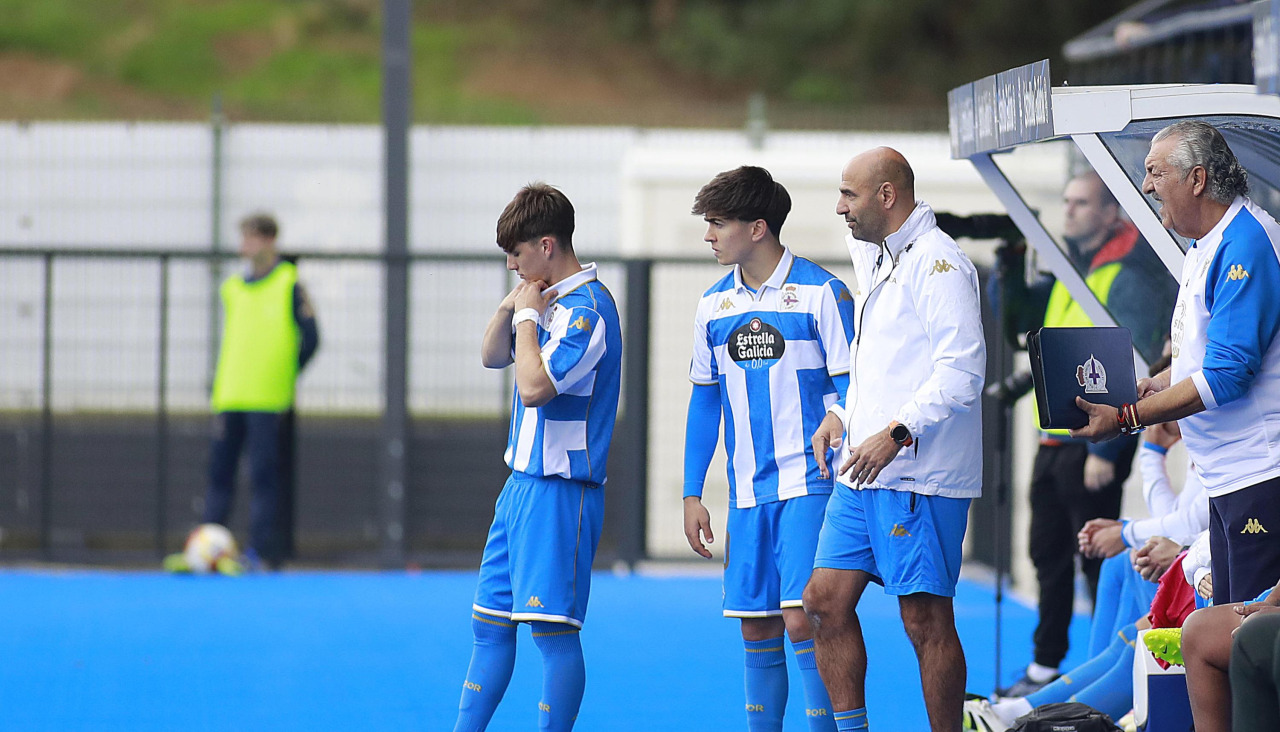 Manuel Pablo, entrenador del Fabril, da instrucciones a Estévez y Areosa