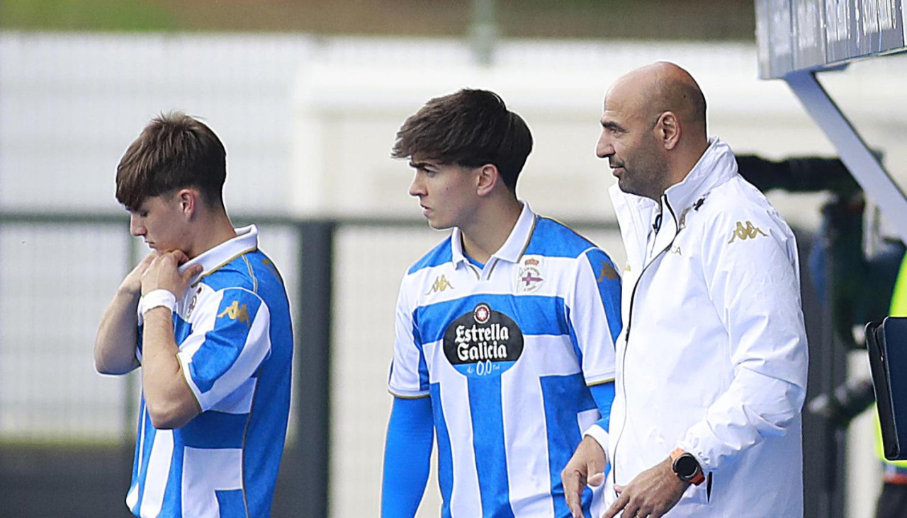 Manuel Pablo, entrenador del Fabril, da instrucciones a Estévez y Areosa