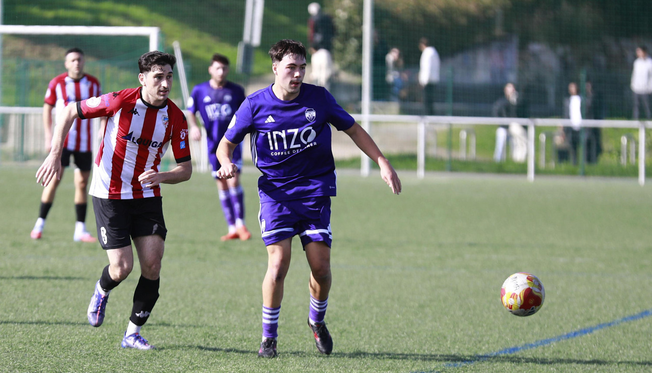 Dani Fernández, mediapunta del Montañeros, en el partido ante el Atlético Arteixo