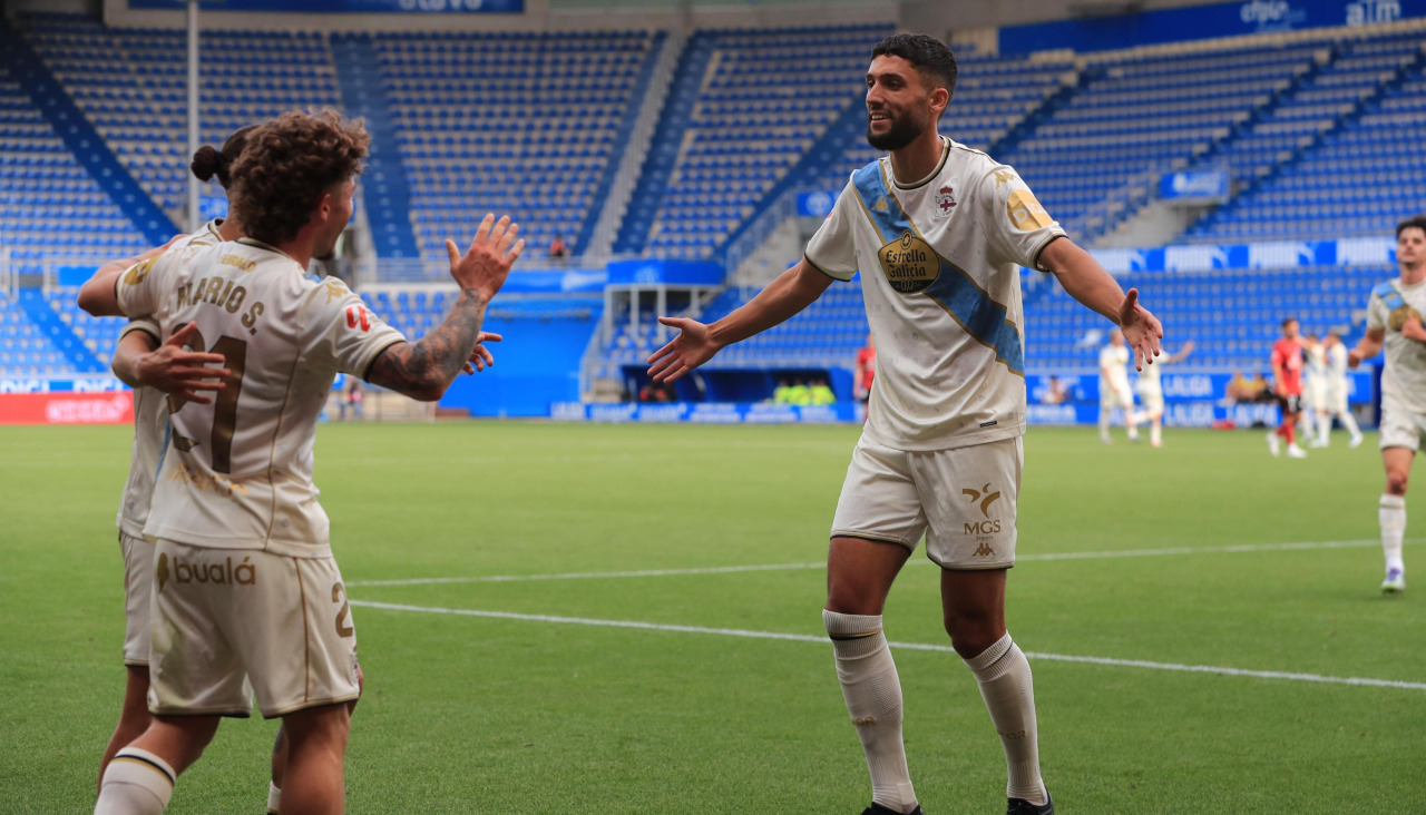 Soriano y Eddahchouri, a punto de abrazarse tras un gol ante el Mirandés