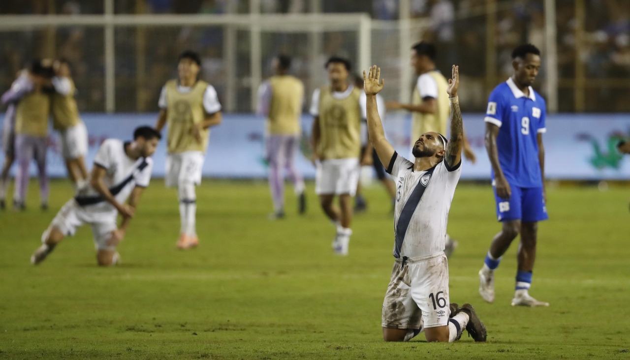 José Morales reacciona tras la victoria ante El Salvador que logró su equipo, Guatemala, que afronta una oportunidad histórica de clasificarse por primera vez para un Mundial