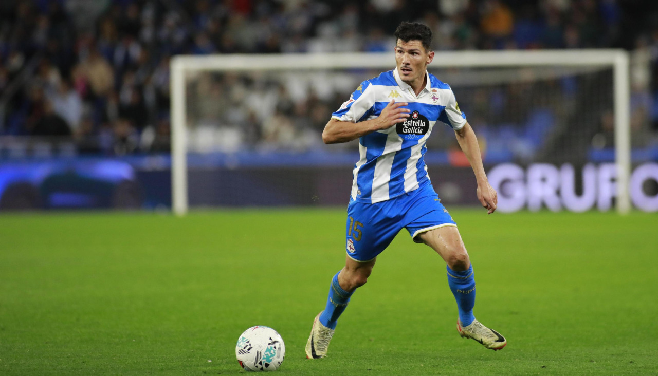 Miguel Loureiro conduce la pelota durante el partido contra el Valladolid