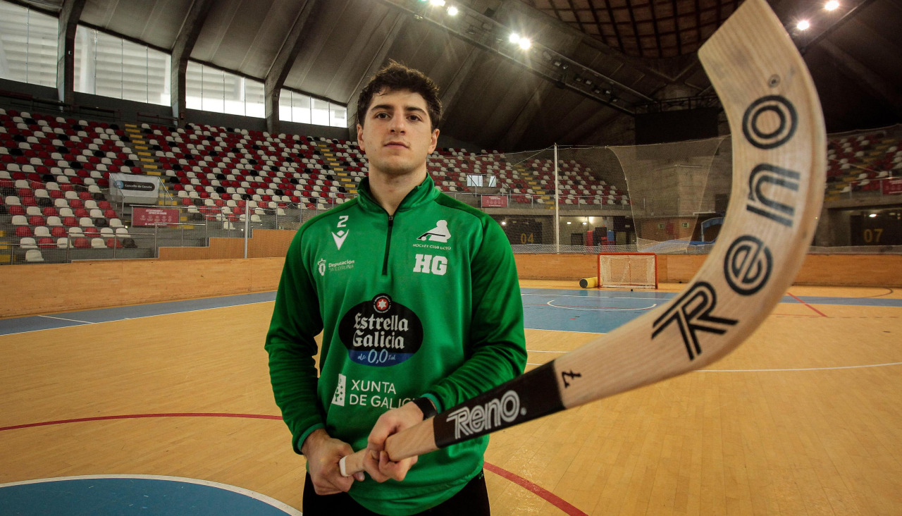 Nil Cervera, jugador del Liceo, posa en el Palacio de los Deportes de Riazor