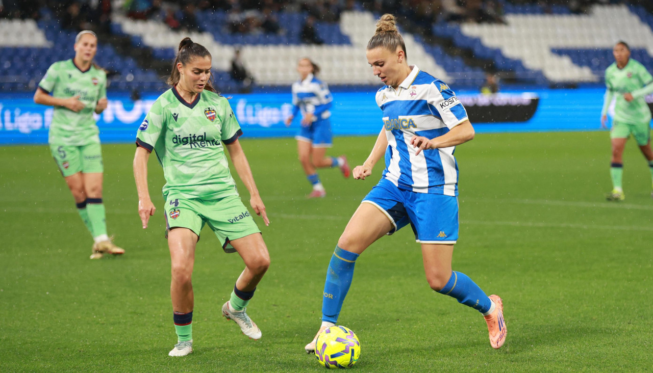 Marisa García, delantera del Dépor, en el partido ante el Levante en Riazor
