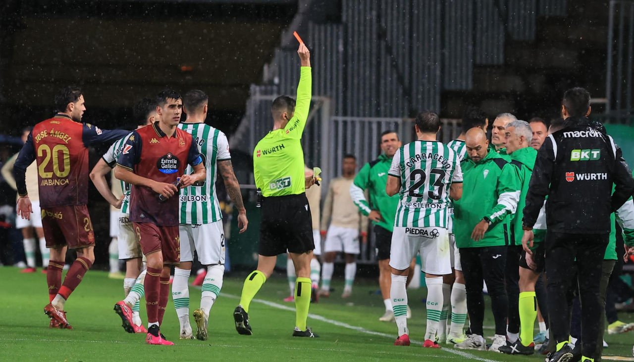 El árbitro del Córdoba-Deportivo expulsando a un integrante del banquillo blanquiverde