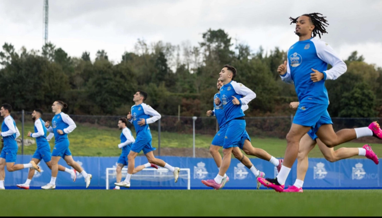 Loureiro, Eddahchouri, Luismi, Villares y José Ángel, ejercitándose en Abegondo
