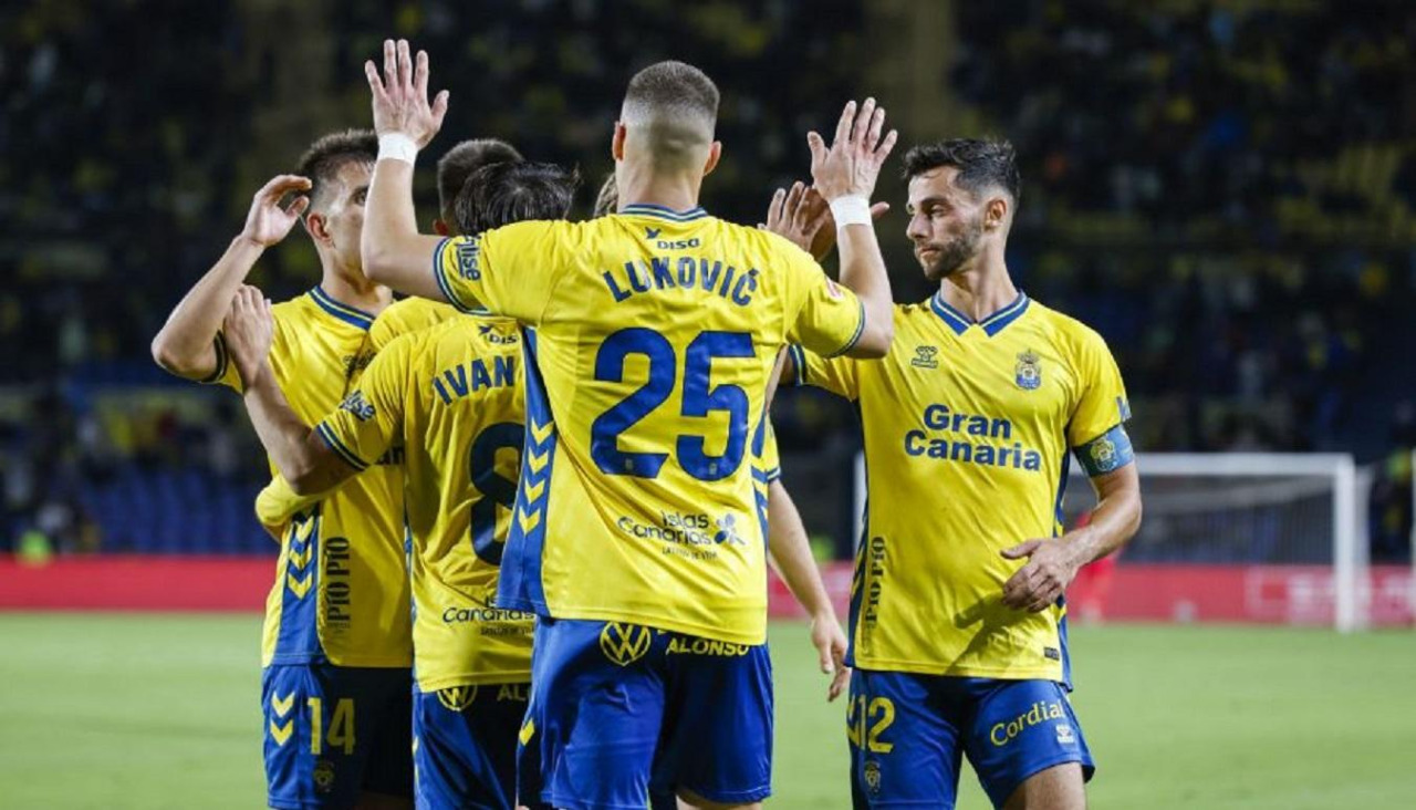 Lukovic celebra el 2-0 con el resto de sus compañeros