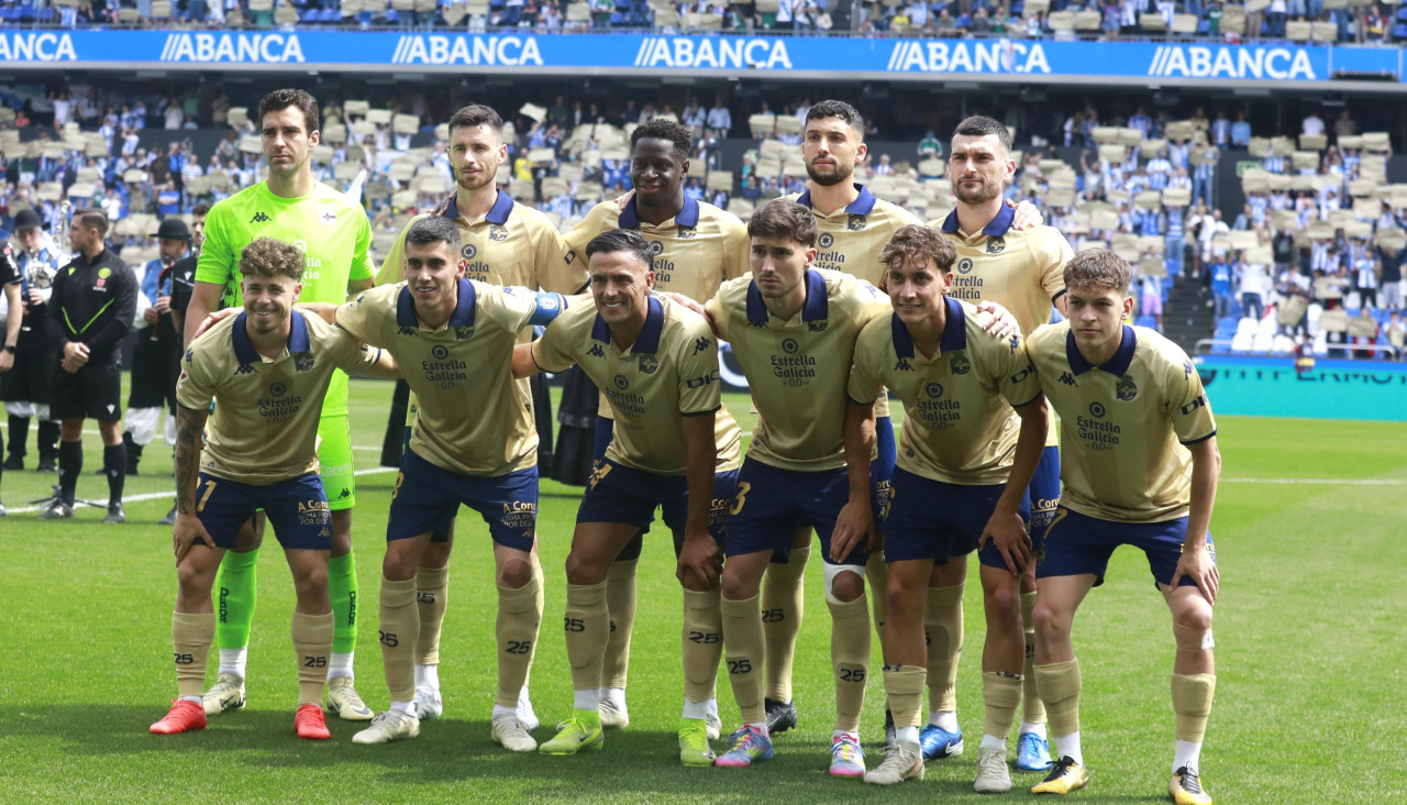 Once del Dépor ante el Granada con la camiseta conmemorativa del 25 aniversario del título liguero