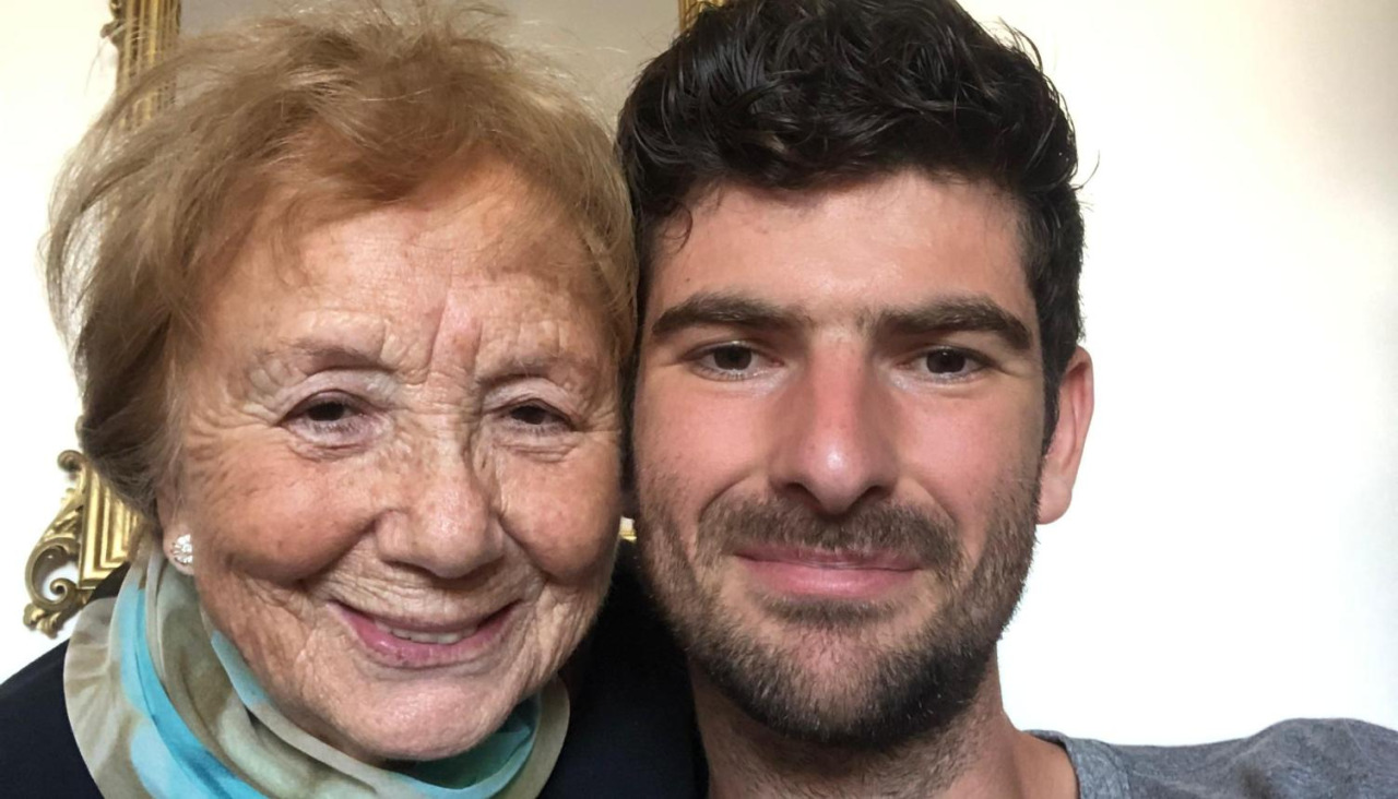 Carlos Martínez, con Mary, la mujer a la que le ha regalado una nueva vida