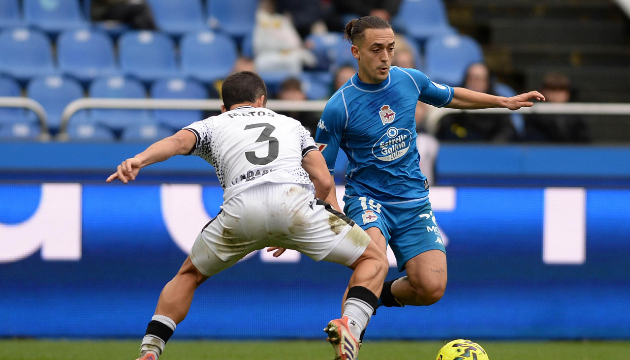 Luismi Cruz, ante Matos, durante el partido contra el Ceuta