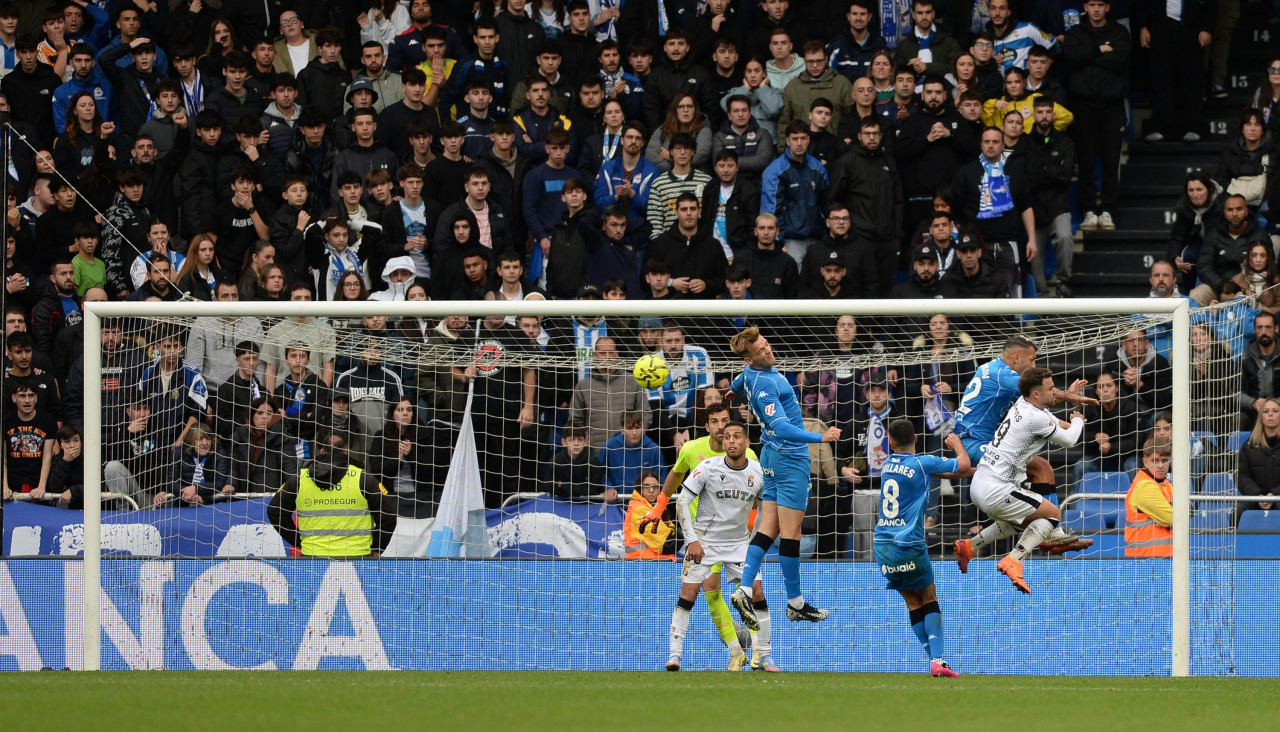 El Deportivo defiende una acción a balón parado ante el Ceuta