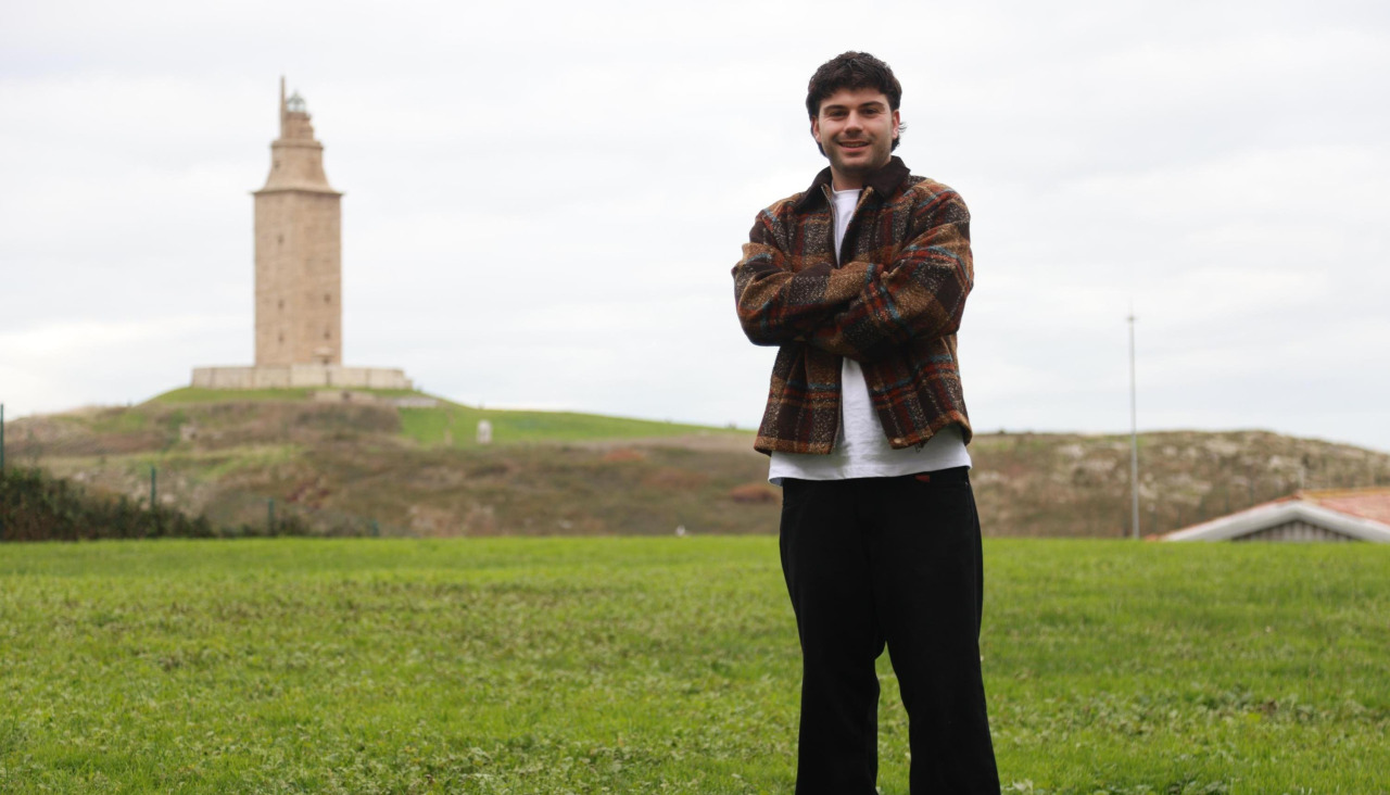 Óscar de Castro, delantero del Victoria, posa con la Torre de Hércules de fondo