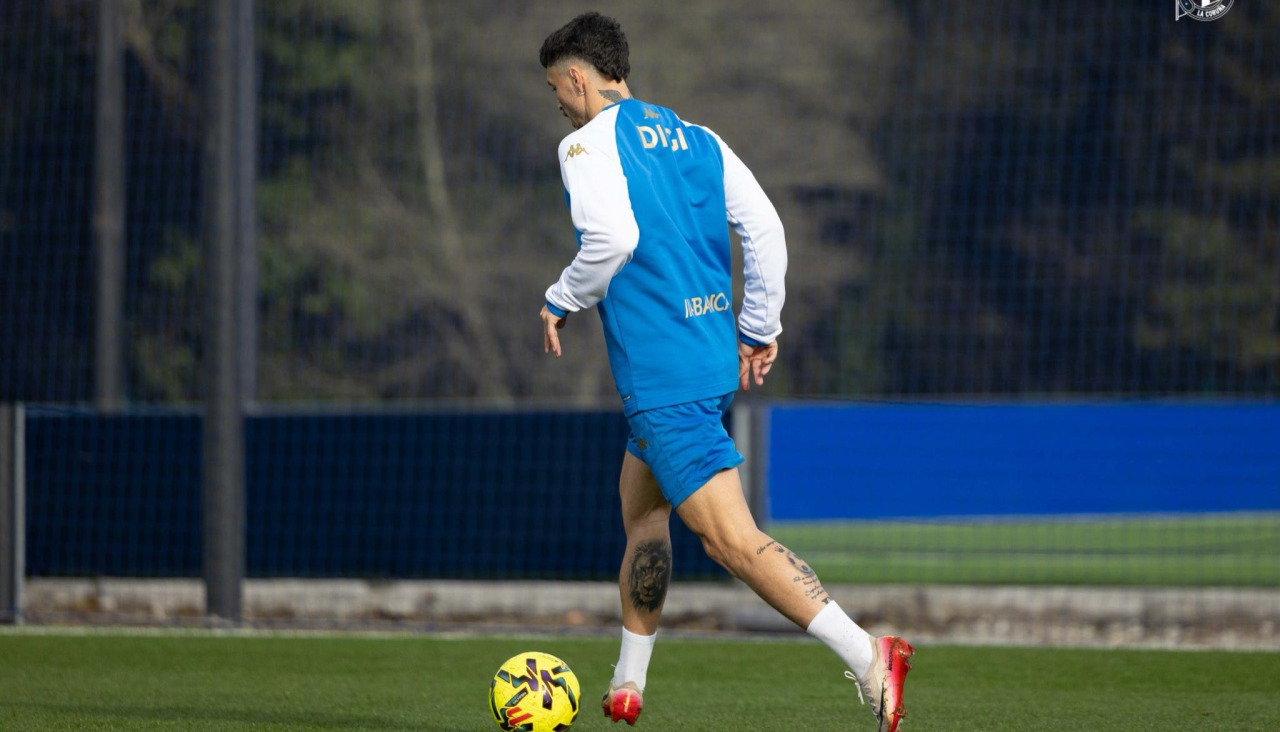 Ximo Navarro, tocando balón sobre el césped de Abegondo