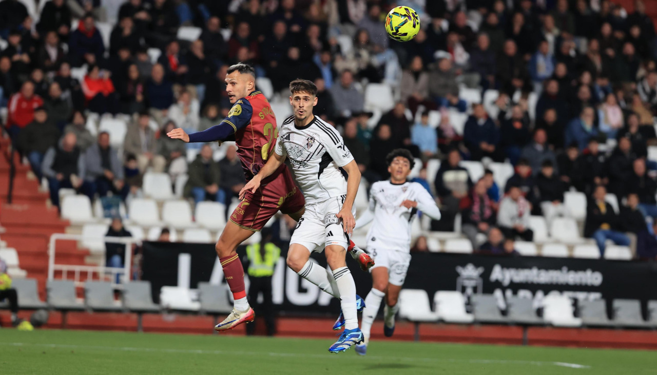 Stoichkov, intentando rematar un centro con la oposición de Pepe Sánchez