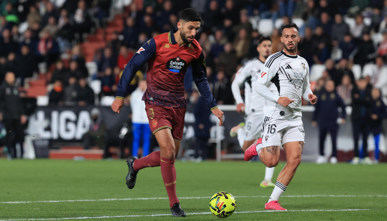 Eddahchouri se apresta a golpear el balón al fondo de la portería de Diego Mariño en el partido entre Albacete y Deportivo en el Carlos Belmonte