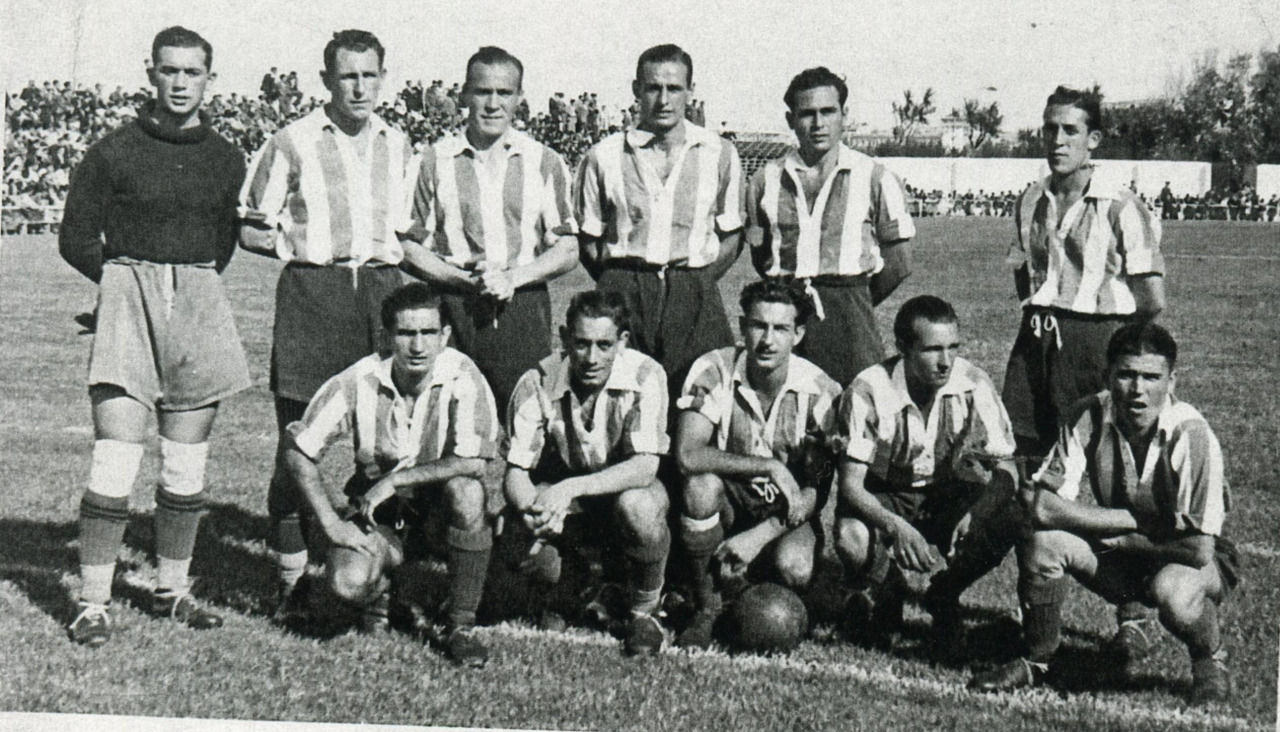 Una alineación del Deportivo en la temporada 1941-42, la primera en Primera