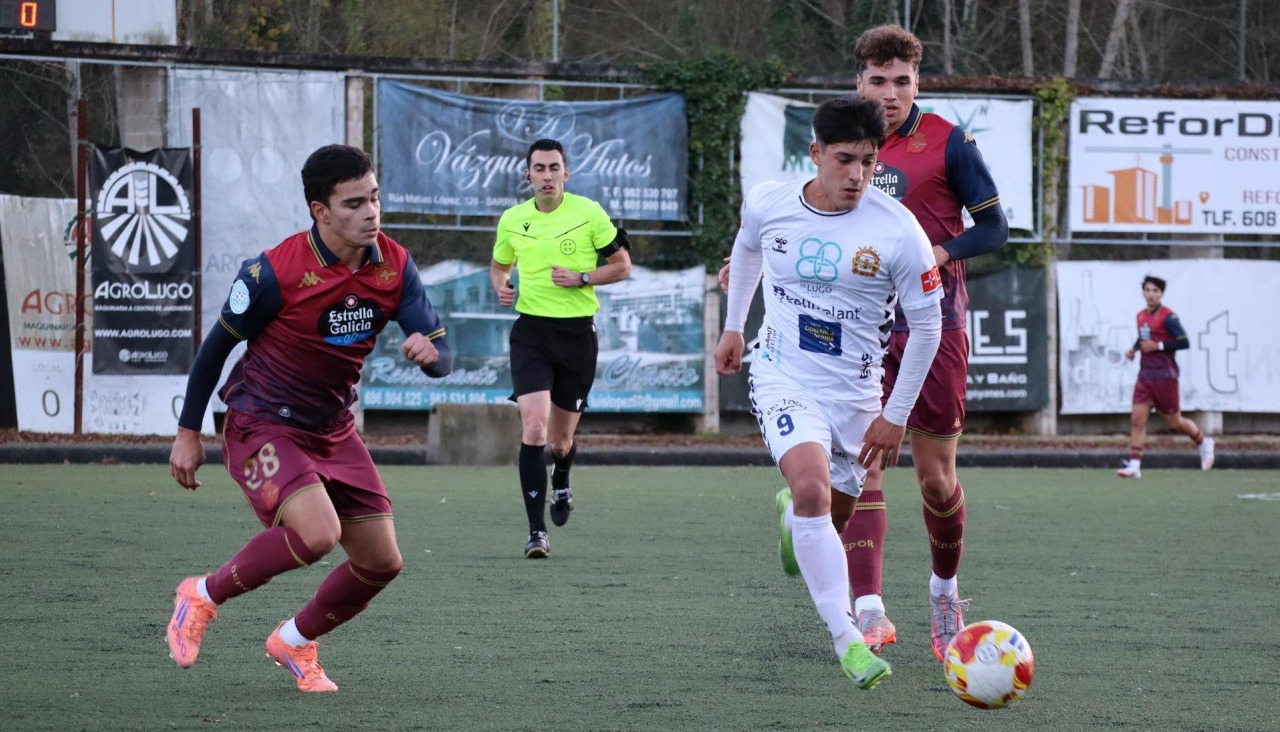 Pablo García y Jaime Garrido, jugadores del Fabril, presionan a Edu González, atacante de la Sarriana