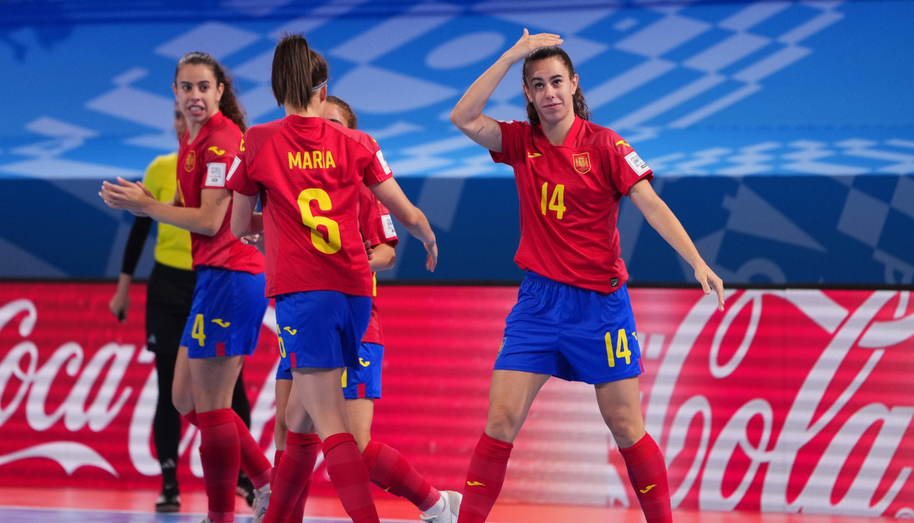 Irene Córdoba celebra uno de sus cuatro goles en los cuartos de final contra Marruecos