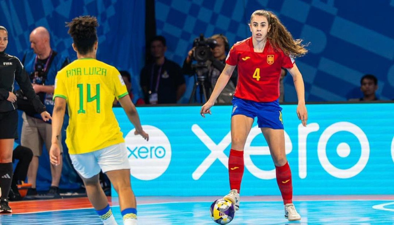 Laura Córdoba controla el balón frente a Ana Luiza