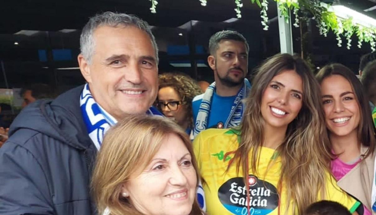 Lucía Mosteiro, con la camiseta amarilla deportivista, junto a su familia