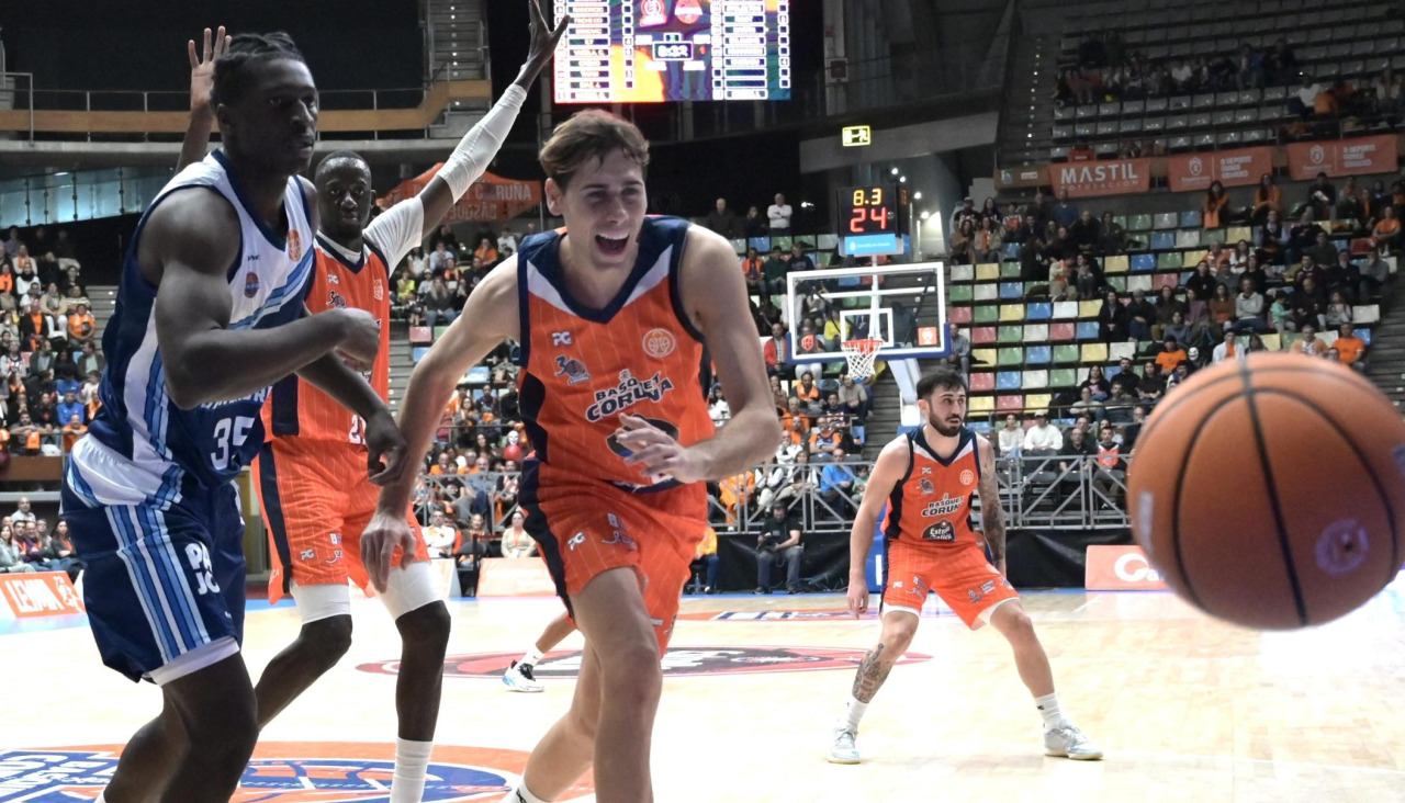 Guillem Jou intenta recuperar un balón en el partido contra el Fuenlabrada