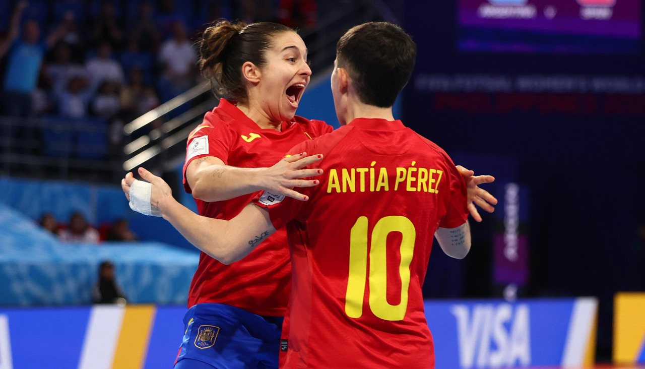 Ale de Paz y Antía Pérez celebran el 0-1