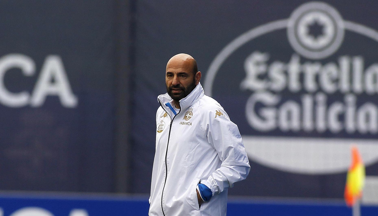 Manuel Pablo sigue con atención el juego durante la primera mitad