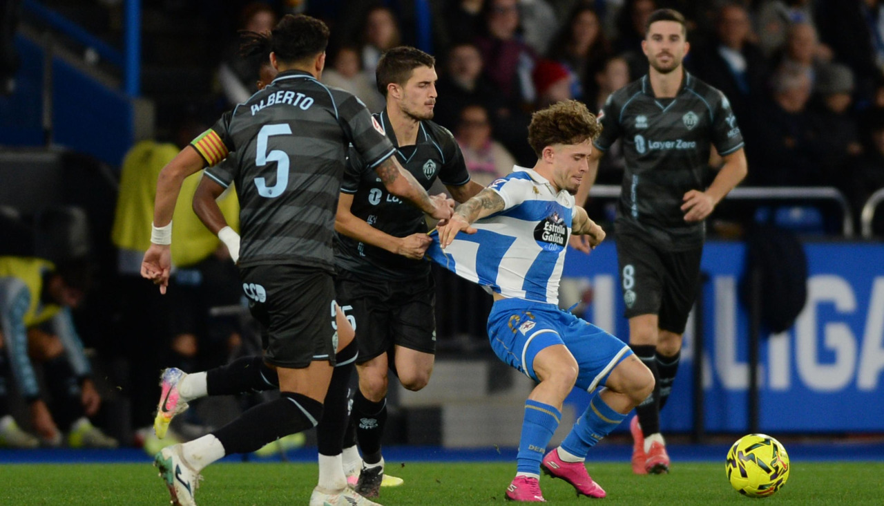 Mario Soriano, agarrado por Gerenabarrena y vigilado por Alberto Jiménez y Barri durante el Dépor-Castellón