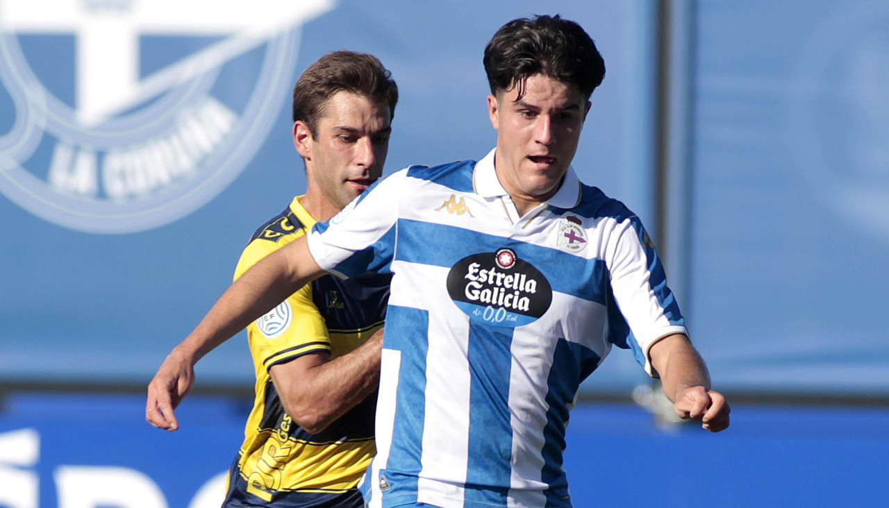 Noé Carrillo, centrocampista del Fabril, durante un partido de esta temporada