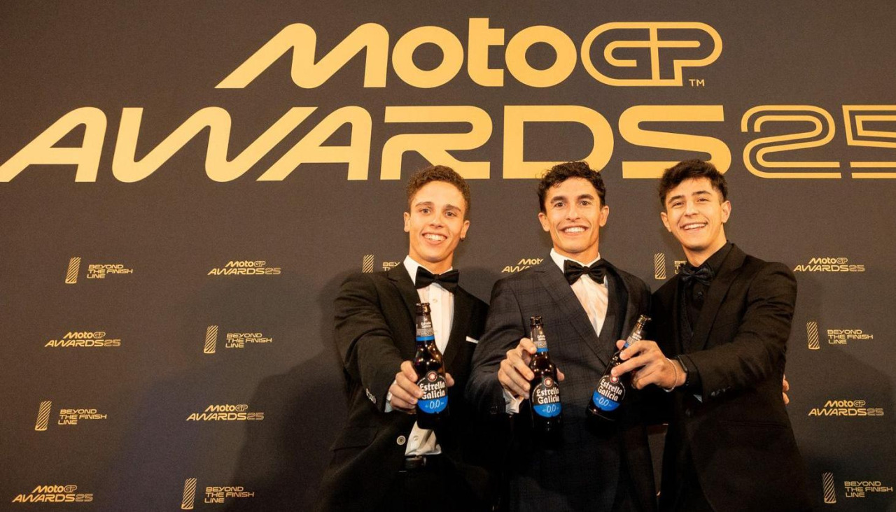Diego Moreira, Marc Márquez y José Antonio rueda postando con Estrella Galicia 0,0