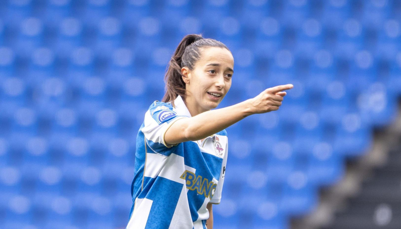 Paula Gutiérrez, mediocentro del Dépor, señala durante el partido reciente ante el Granada en Riazor