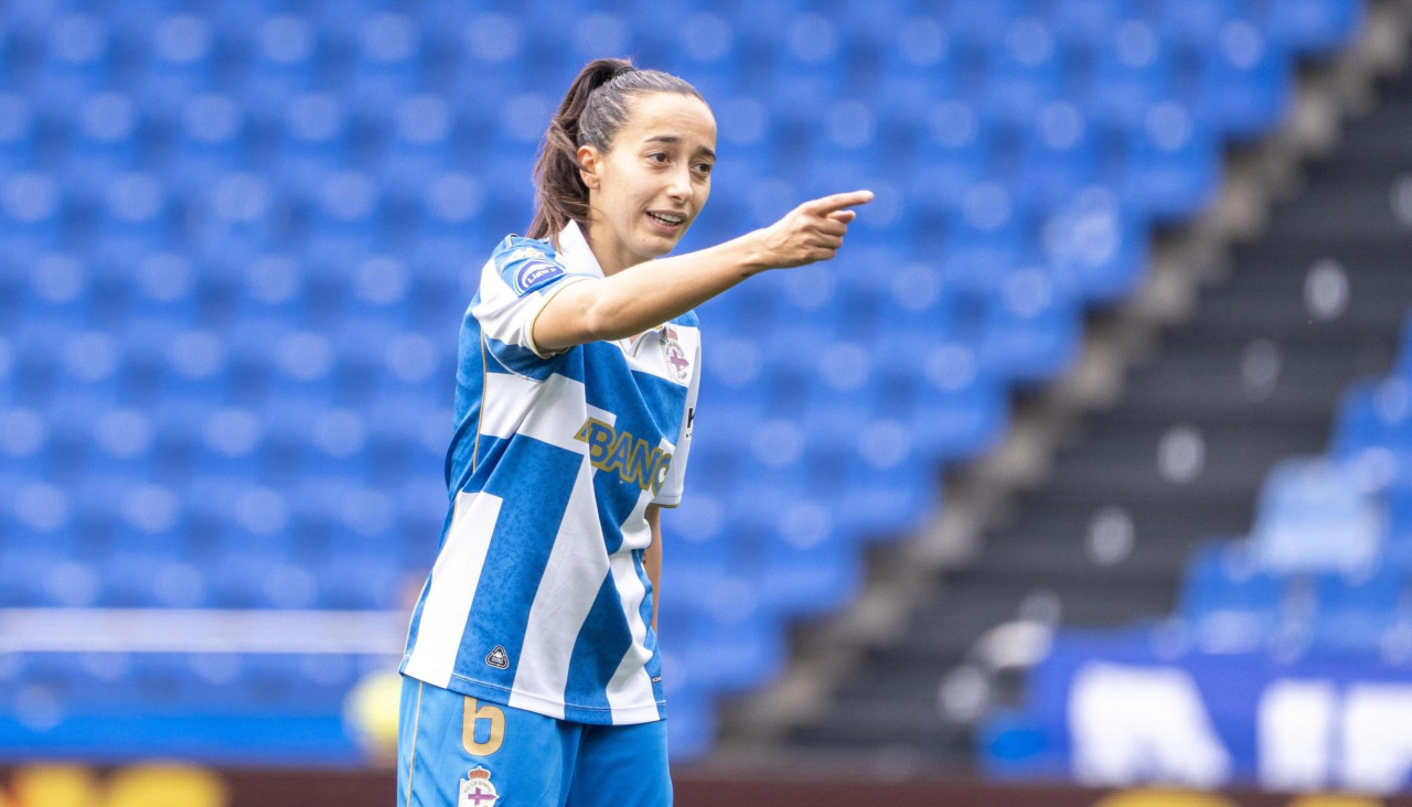 Paula Gutiérrez, mediocentro del Dépor, señala durante el partido reciente ante el Granada en Riazor