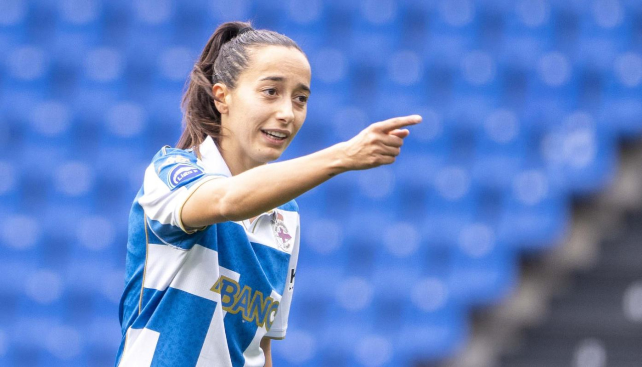 Paula Gutiérrez, mediocentro del Dépor, señala durante el partido reciente ante el Granada en Riazor